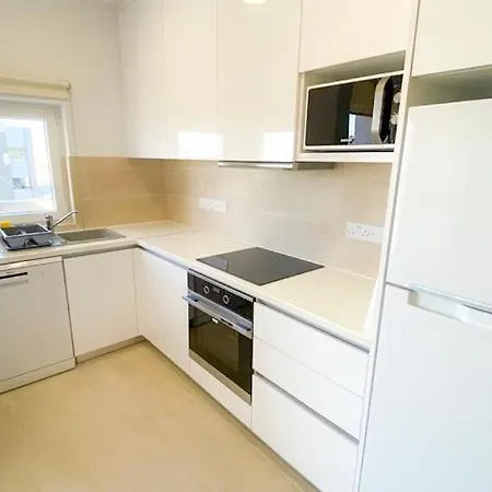 Franklin's Place, Modern 2 Bedroom, Sleeps 5 * Limassol