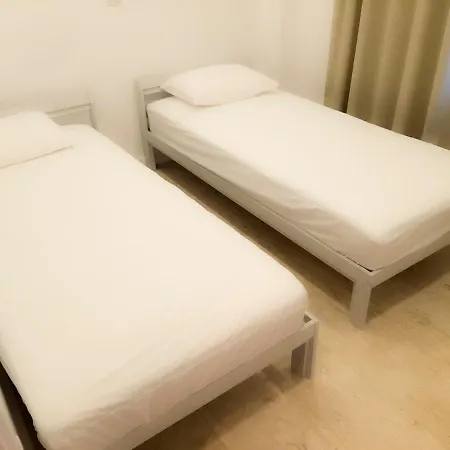 Franklin's Place, Modern 2 Bedroom, Sleeps 5 * Limassol