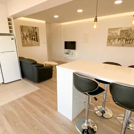Apartment Franklin's Place, Modern 2 Bedroom, Sleeps 5 Limassol