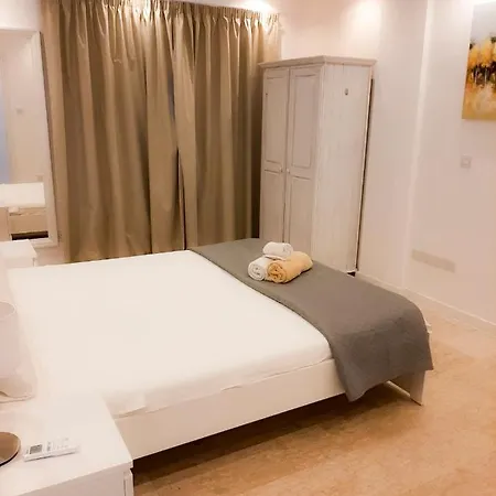 Apartment Franklin's Place, Modern 2 Bedroom, Sleeps 5 Limassol