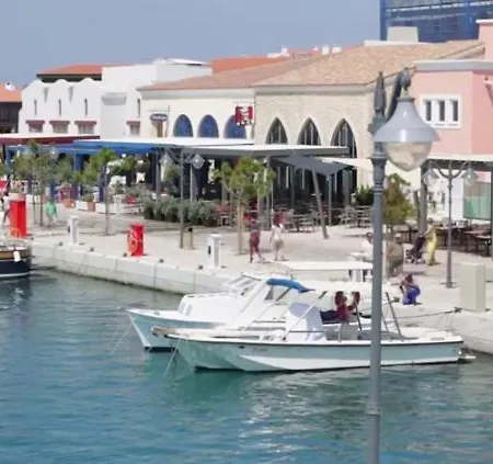 Franklin's Place, Modern 2 Bedroom, Sleeps 5 Apartment Limassol