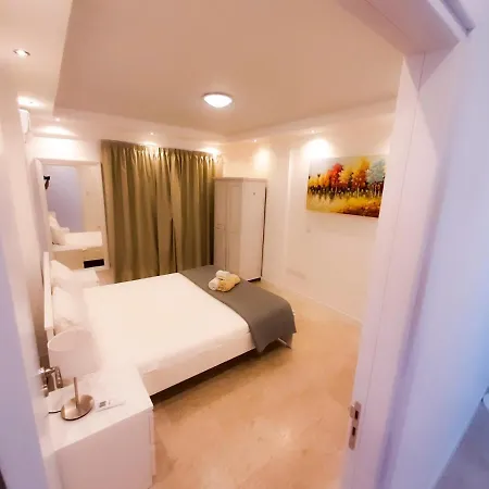 Franklin's Place, Modern 2 Bedroom, Sleeps 5 Limassol